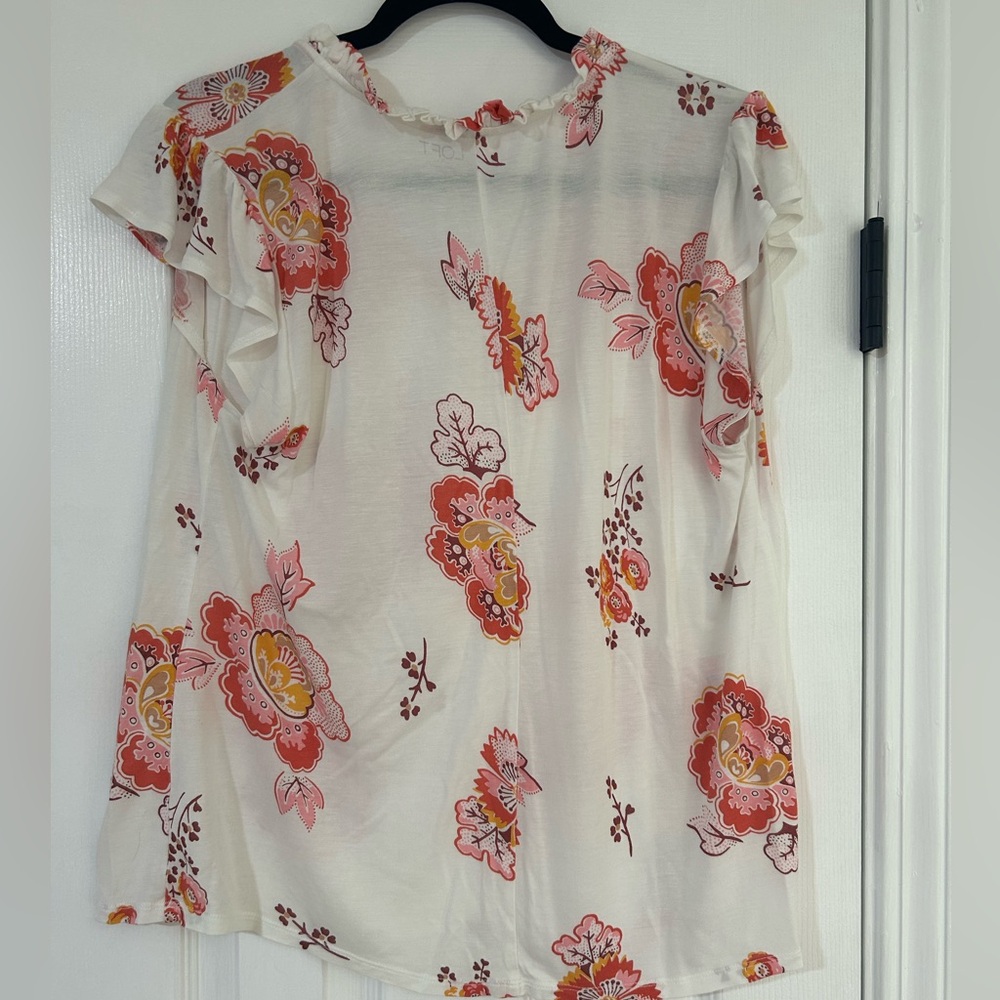 Floral flowy v-neck shirt - Picture 3 of 3